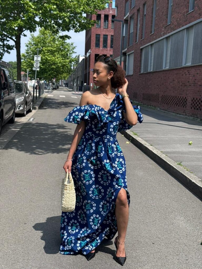 Robe Ovale à Fente Côté – Élégance et Modernité