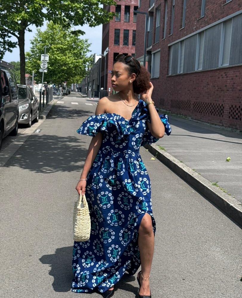 Robe Ovale à Fente Côté – Élégance et Modernité