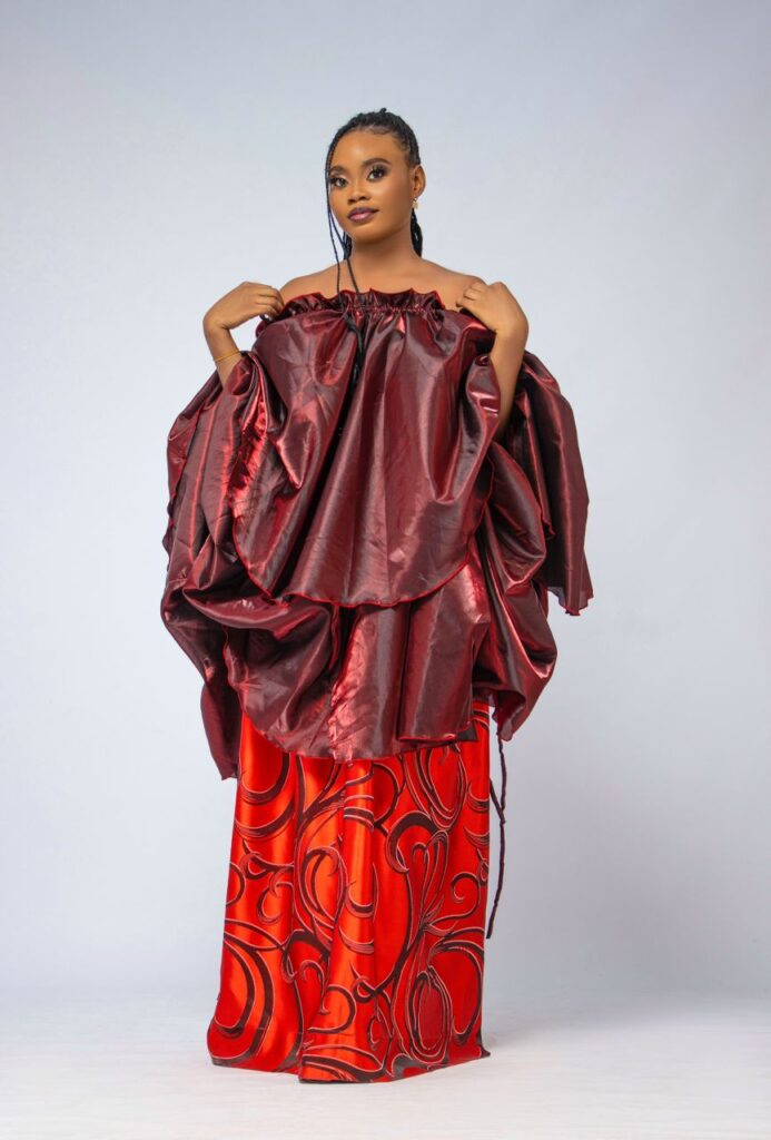Ensemble Jupe en Brocade & Haut en Organza – Élégance Assurée