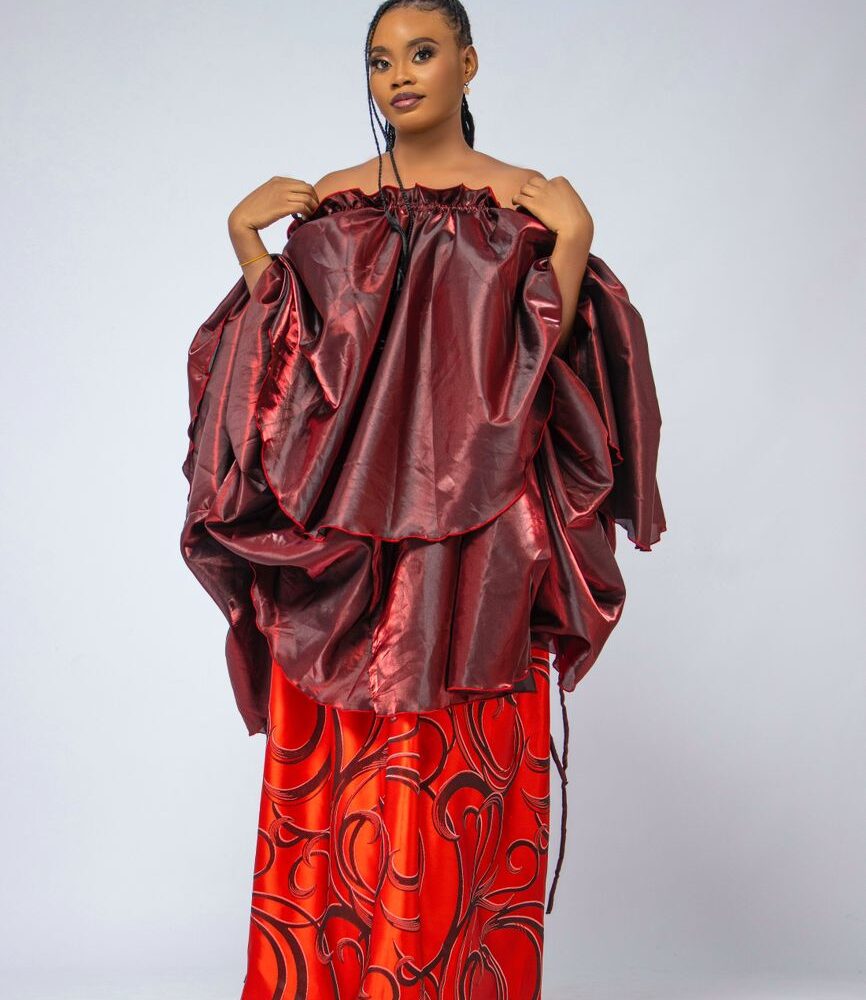 Ensemble Jupe en Brocade & Haut en Organza – Élégance Assurée